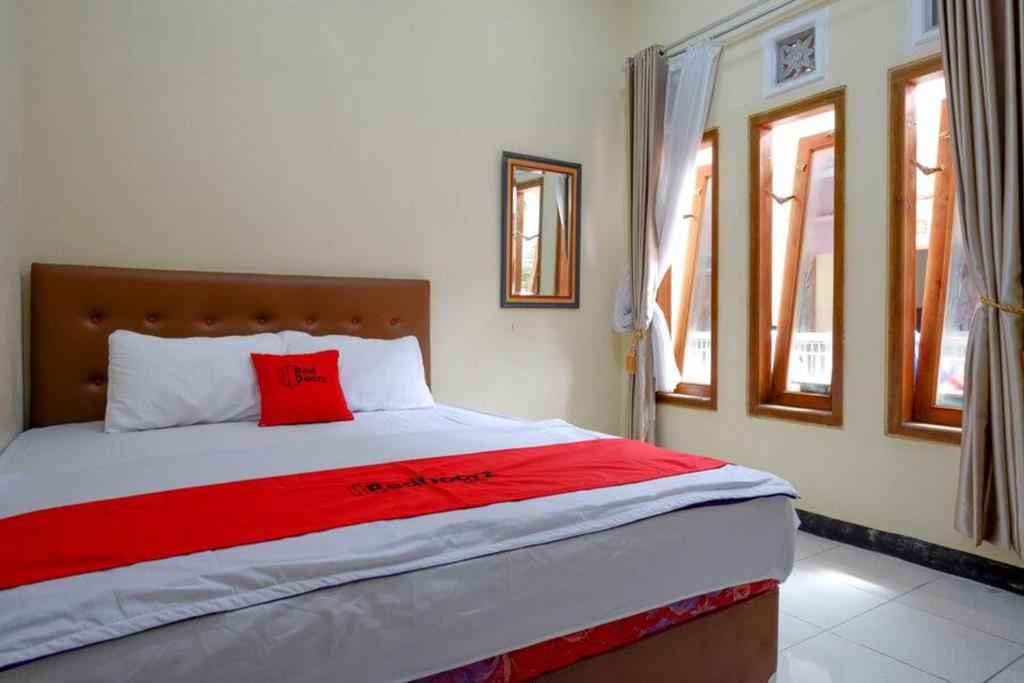 Postel nebo postele na pokoji v ubytování RedDoorz near Desa Wisata Tambi Dieng