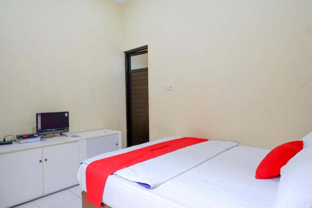 Postel nebo postele na pokoji v ubytování RedDoorz near Desa Wisata Tambi Dieng