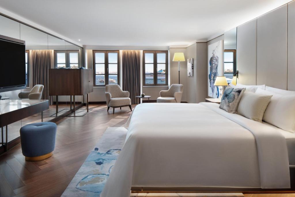 伊斯坦堡的住宿－JW Marriott Istanbul Bosphorus，一间酒店客房,配有一张大床和一台平面电视