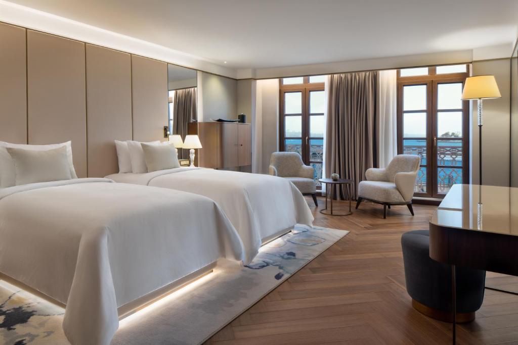 Postel nebo postele na pokoji v ubytování JW Marriott Istanbul Bosphorus
