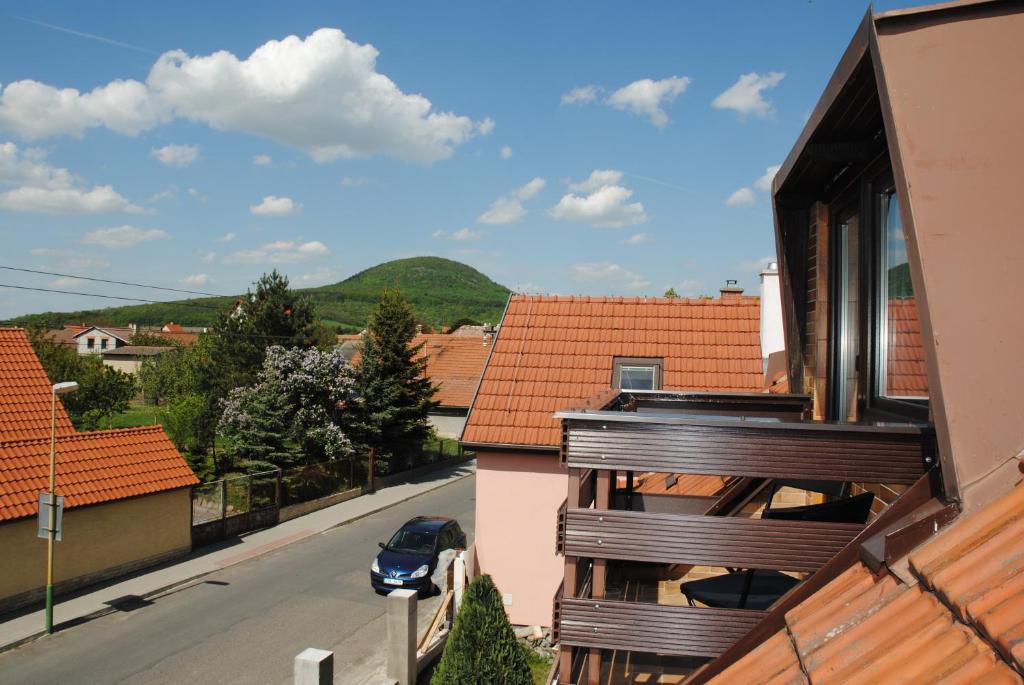 Nespecifikovaný výhled na hory nebo výhled na hory při pohledu z venkovského domu