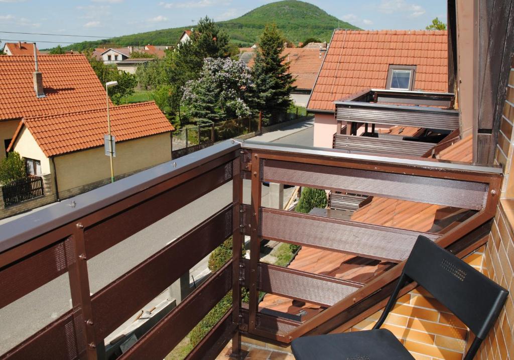 Nespecifikovaný výhled na hory nebo výhled na hory při pohledu z venkovského domu