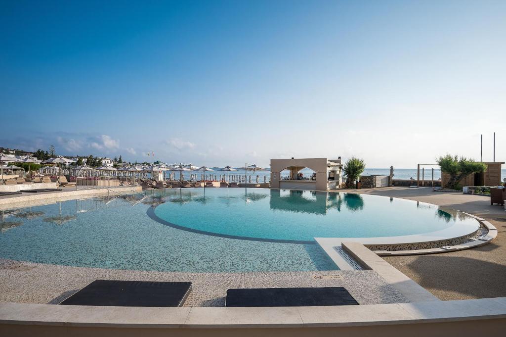 Bazén v ubytování Creta Maris Resort nebo v jeho okolí