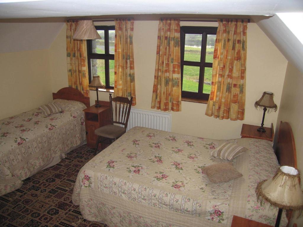 Postel nebo postele na pokoji v ubytování Kinvara Inn B&B