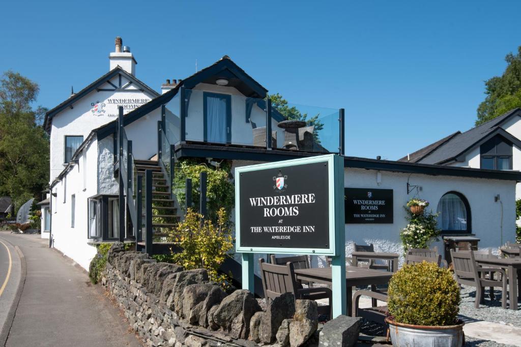 un panneau devant un bâtiment dans l'établissement Windermere Rooms at The Wateredge Inn, à Ambleside