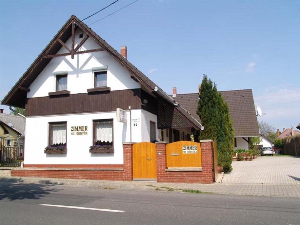 バラトンギュルクにあるEifert Házの茶色と白の屋根の白い家