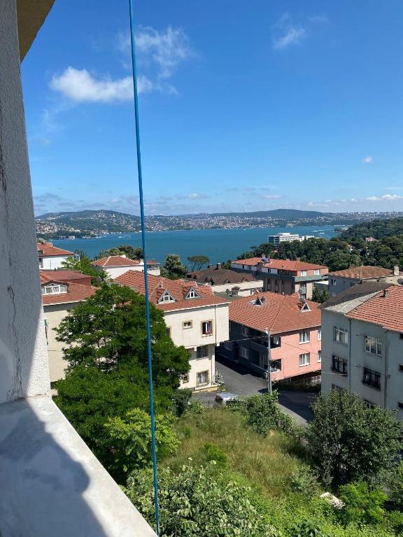 uma vista para uma cidade e um corpo de água em kireçburnu mahallesinde deniz manzaralı eşyalı daire em Istambul