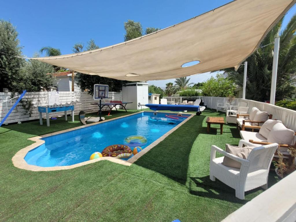 Bazén v ubytování Helios Luxury Suites nebo v jeho okolí