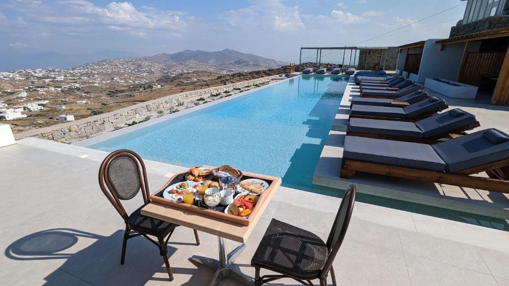 Bazén v ubytování Sunset Hill Suites nebo v jeho okolí