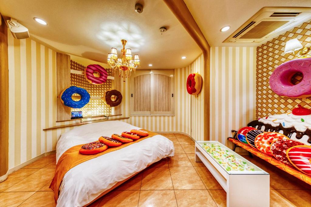 Postel nebo postele na pokoji v ubytování SWEETS HOTEL KYOTO -Adult Only
