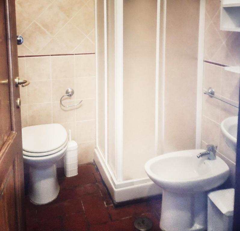 uma casa de banho com um WC e um lavatório em I FIORI self-check-in em Capanne