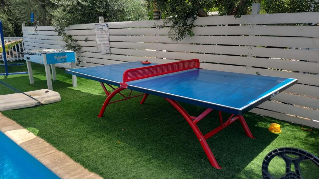 Stolní tenis v ubytování Helios Luxury Caravan's nebo okolí