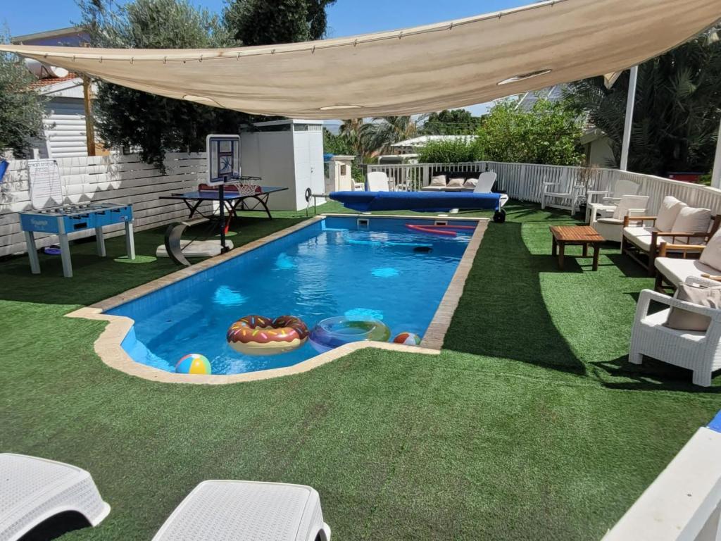 Bazén v ubytování Helios Luxury Caravan's nebo v jeho okolí