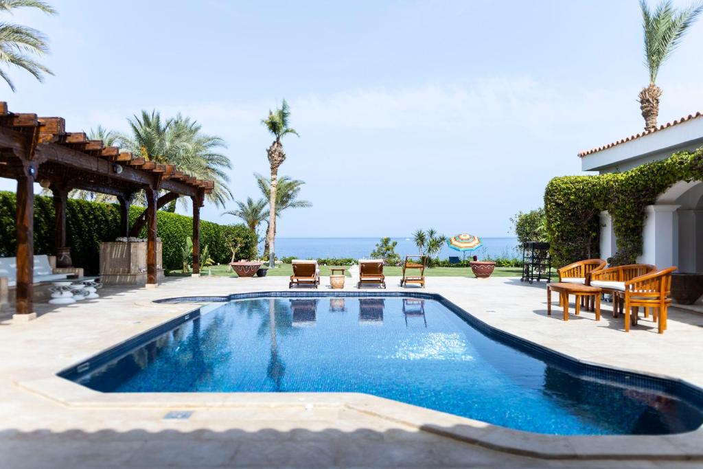 المسبح في Villas with Sea View at Sheraton Sharm Hotel, Resort, Villas & Spa - Private Residence أو بالجوار