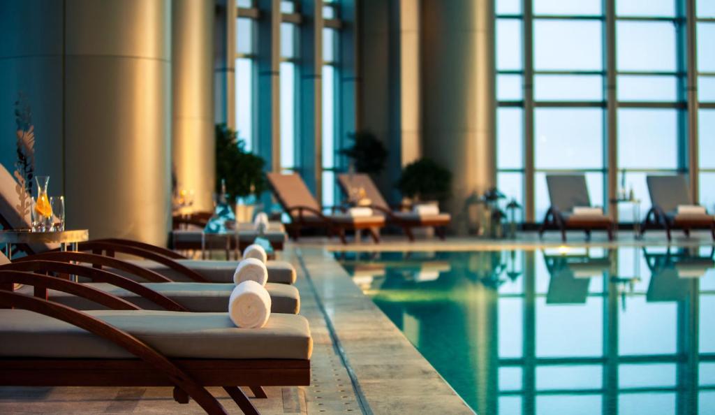 Bazén v ubytování Renaissance Huizhou Hotel nebo v jeho okolí