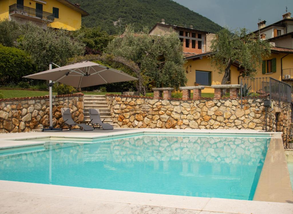 Bazén v ubytování B&B Tenuta Le Rondini nebo v jeho okolí