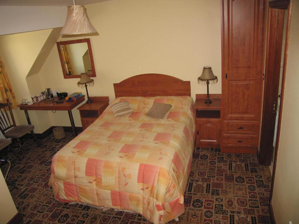 Postel nebo postele na pokoji v ubytování Kinvara Inn B&B