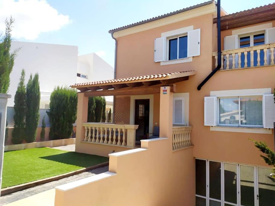 a house with a balcony and a yard at Chalet zona relax in Palma de Mallorca