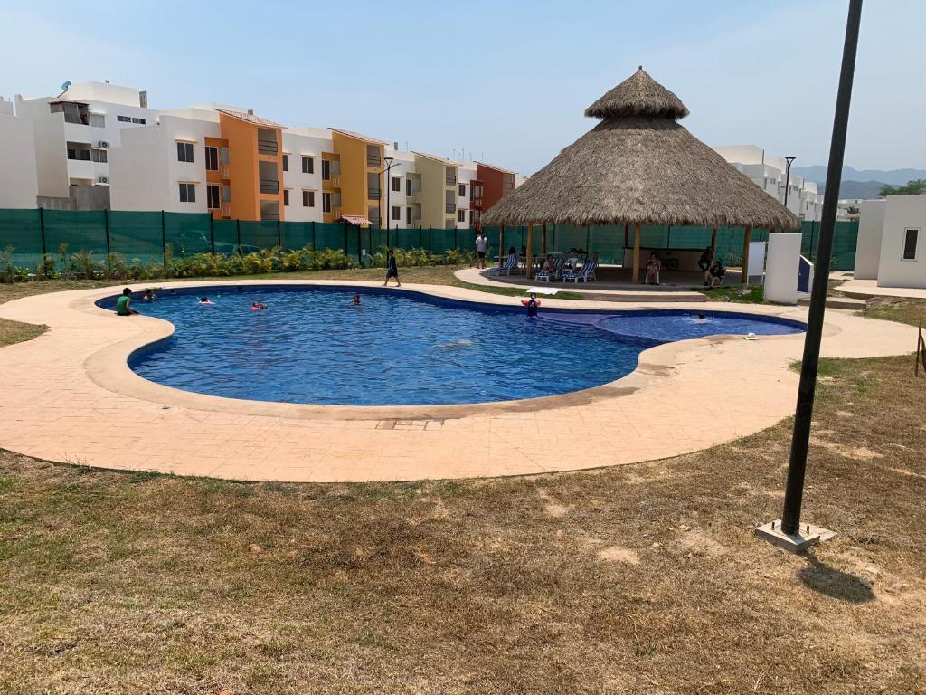 uma piscina com um gazebo num quintal em Departamento Ecoterra paraíso depa con alberca em Puerto Vallarta