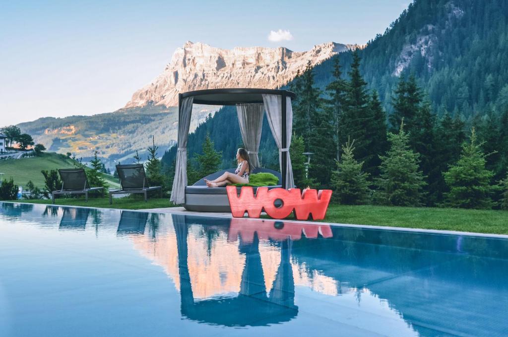 Nespecifikovaný výhled na hory nebo výhled na hory při pohledu z hotelu