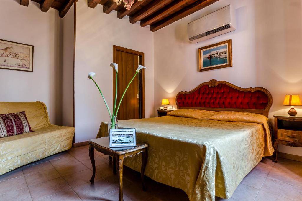 a bedroom with a bed and a couch at Hotel Ariel Silva in Venice
