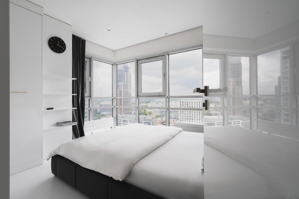 Postel nebo postele na pokoji v ubytování J&K Platinum Towers