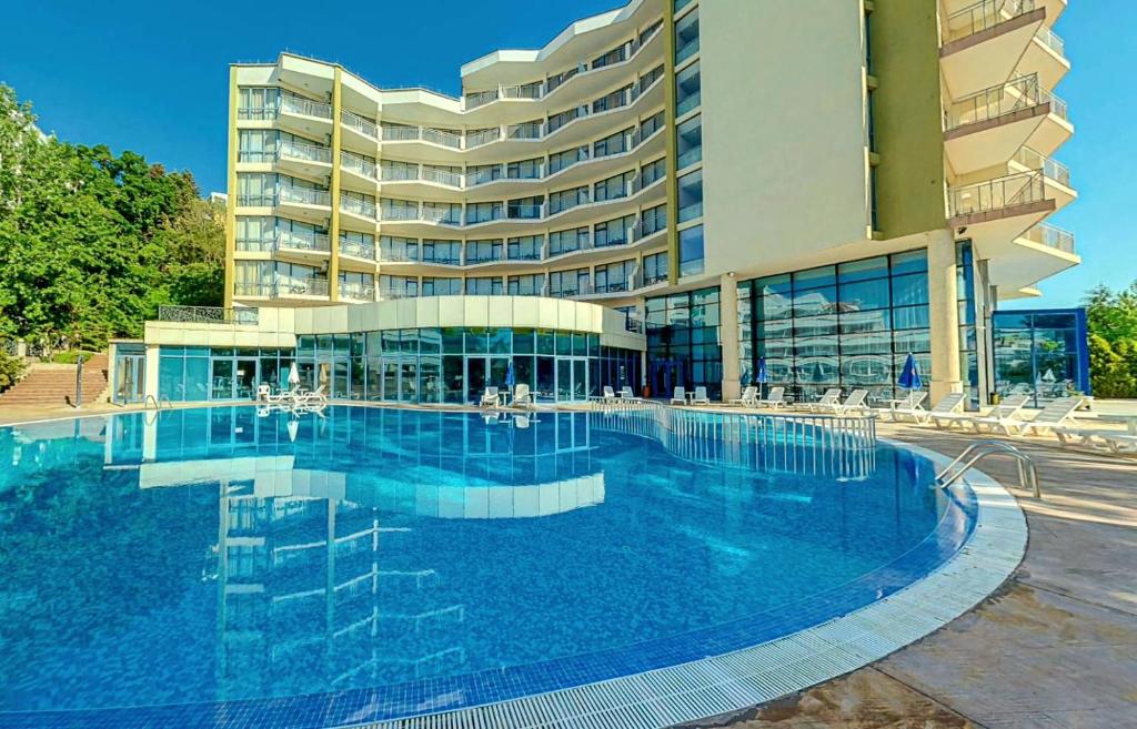 een groot zwembad voor een gebouw bij Elena Hotel and Wellness - All Inclusive in Goudstrand