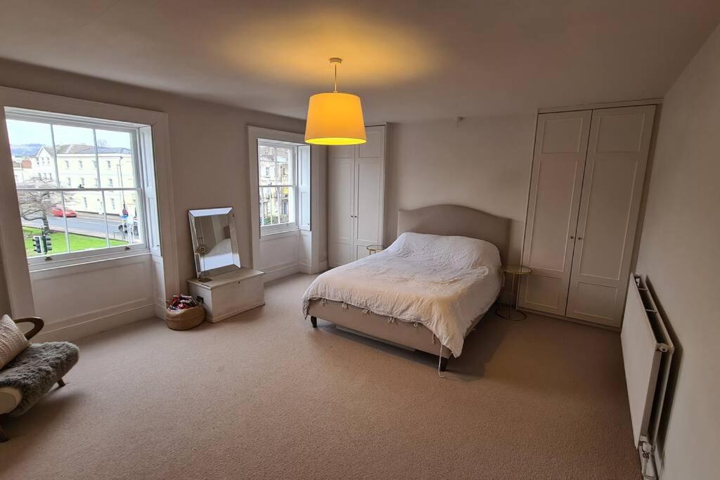 Postel nebo postele na pokoji v ubytování Cheltenham Townhouse - 3/4 bed