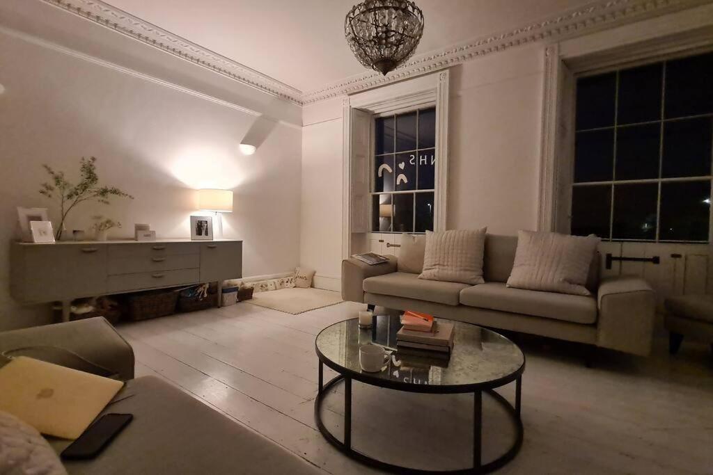 Posezení v ubytování Cheltenham Townhouse - 3/4 bed
