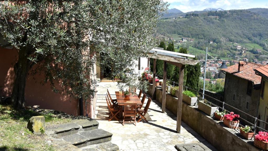 a house with a table and chairs on a patio at Il Giardino di Berbech Città Alta in Bergamo