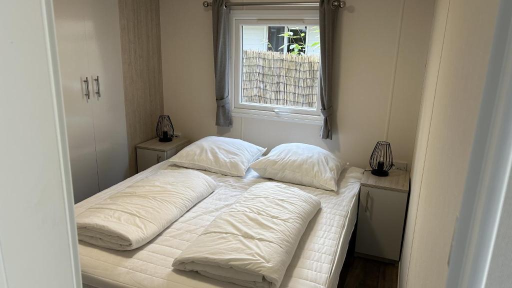 Postel nebo postele na pokoji v ubytování Chalet in de Veluwse bossen