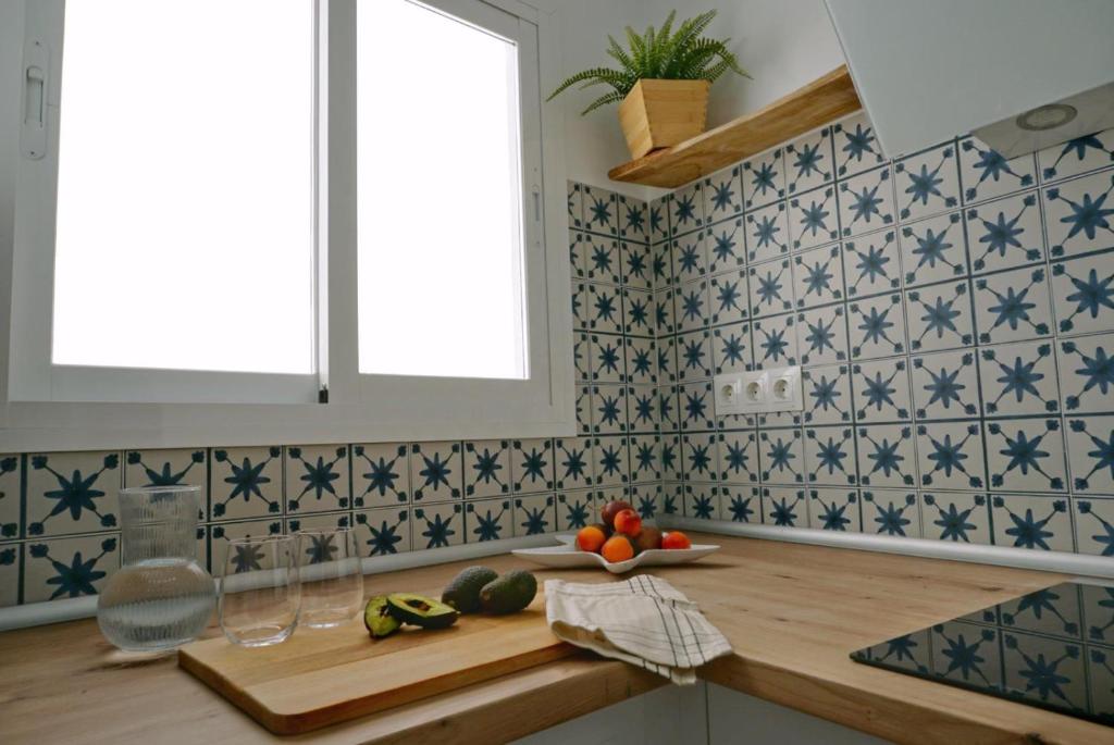 cocina con azulejos azules y blancos en la pared en Casa Keko, en La Herradura