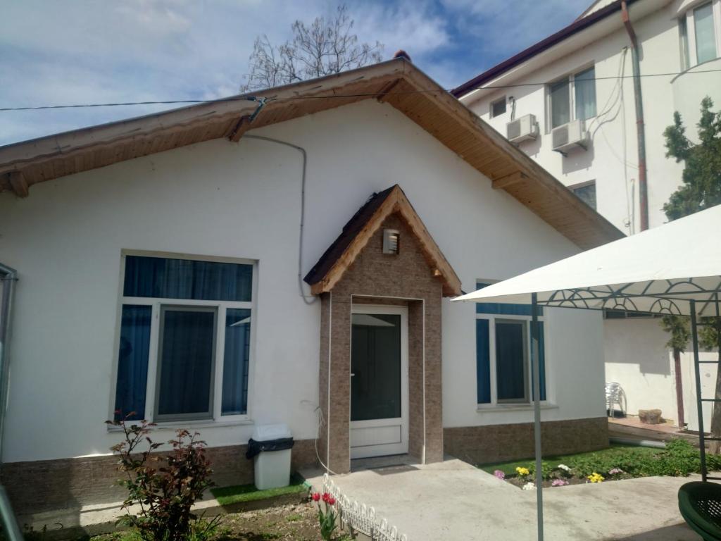 ein weißes Haus mit braunem Dach in der Unterkunft GUEST APRTMENT FOR STAY in Widin