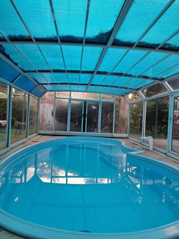 an indoor swimming pool with a blue ceiling at Apartment Kastanienallee Rosenthal in Berlin