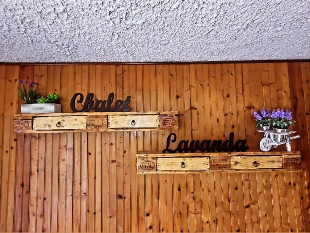 uma parede de madeira com algumas plantas sobre ela em CHALET LAVANDA San Giacomo di roburent em San Giacomo