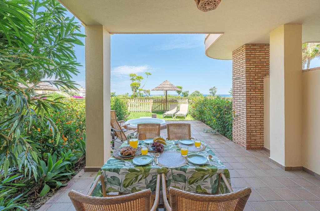 Ogród w obiekcie Mijas Costa, Apartment Near to Beach, Wyndham