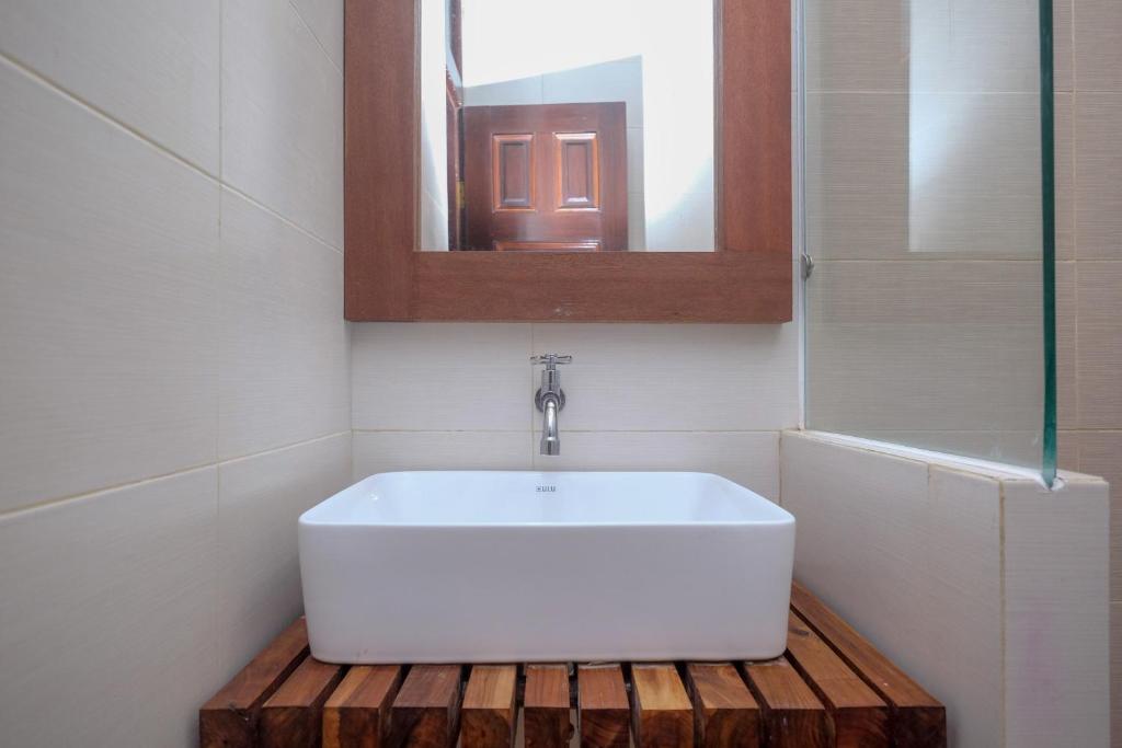 Kopalnica v nastanitvi Urbanview Hotel Syariah Wisnugraha by RedDoorz