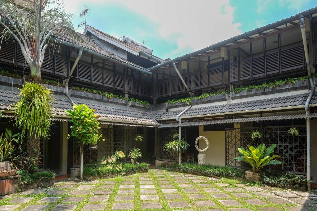 Vrt pred nastanitvijo Urbanview Hotel Syariah Wisnugraha by RedDoorz