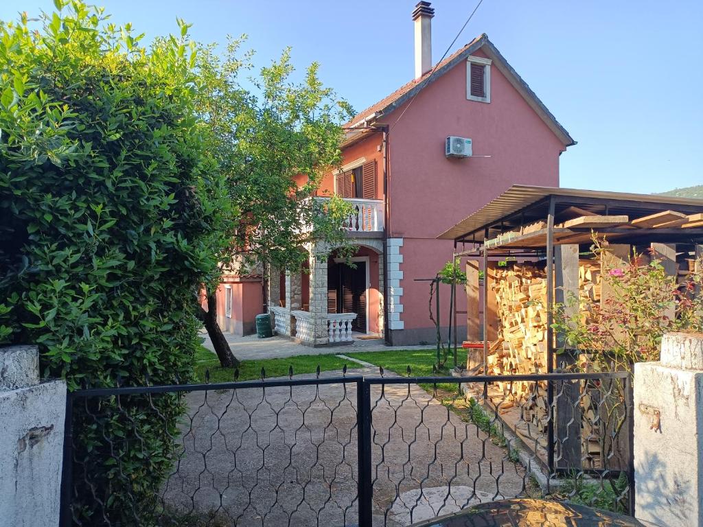 une maison avec une clôture devant elle dans l'établissement Happy chicken farm, à Jelenje