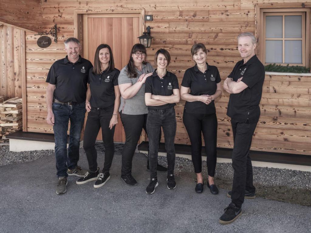 Hostia v ubytovaní Aadla Walser-Chalets mit privater Sauna, Hotpot und Hotelservice
