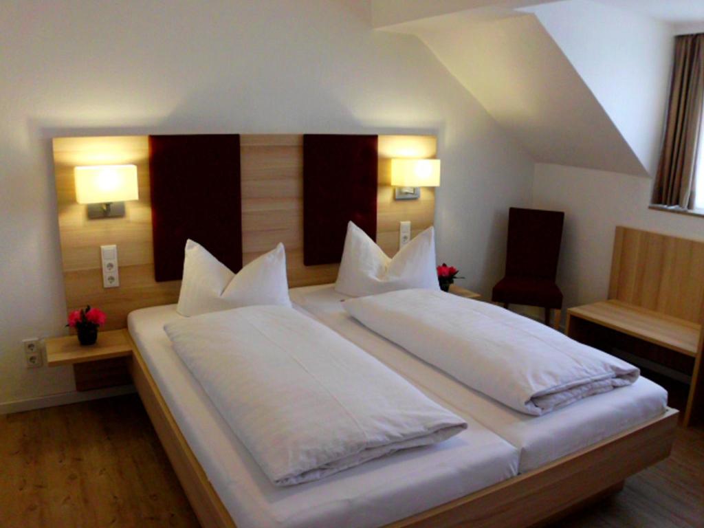 Postel nebo postele na pokoji v ubytování Hotel Zur Traube