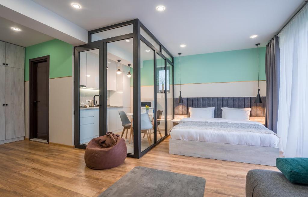Un dormitorio con una cama grande y una mesa. en Kazbegi MaNa Apartment N 111, en Kazbegi