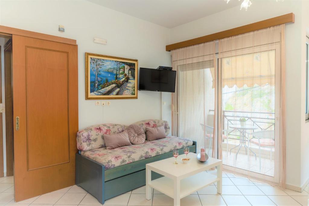 Televízia a/alebo spoločenská miestnosť v ubytovaní Cretan Experiences