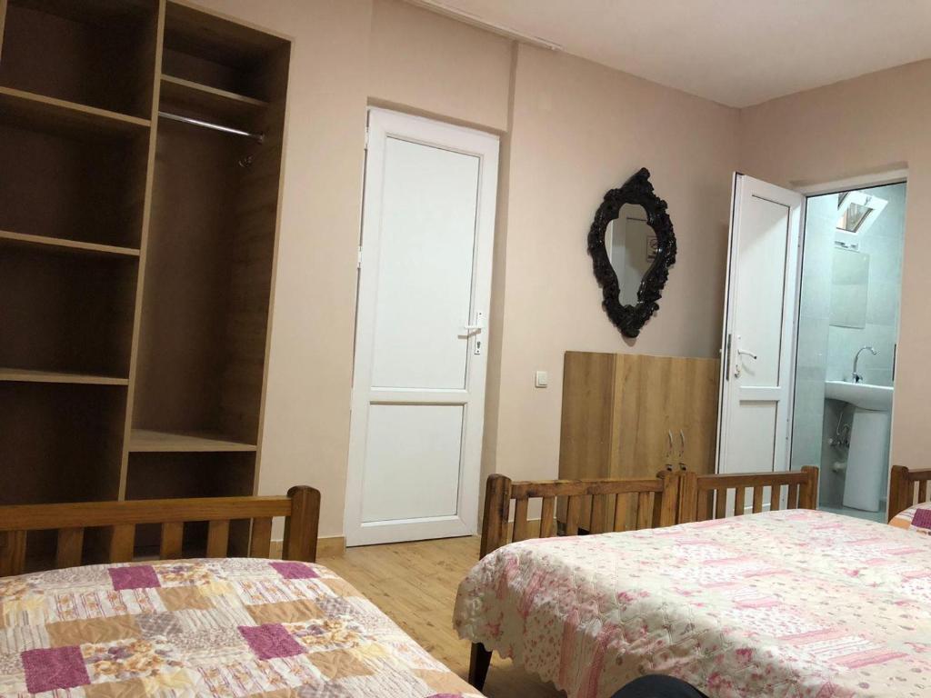 Postel nebo postele na pokoji v ubytování Guest House KOBULETI #788