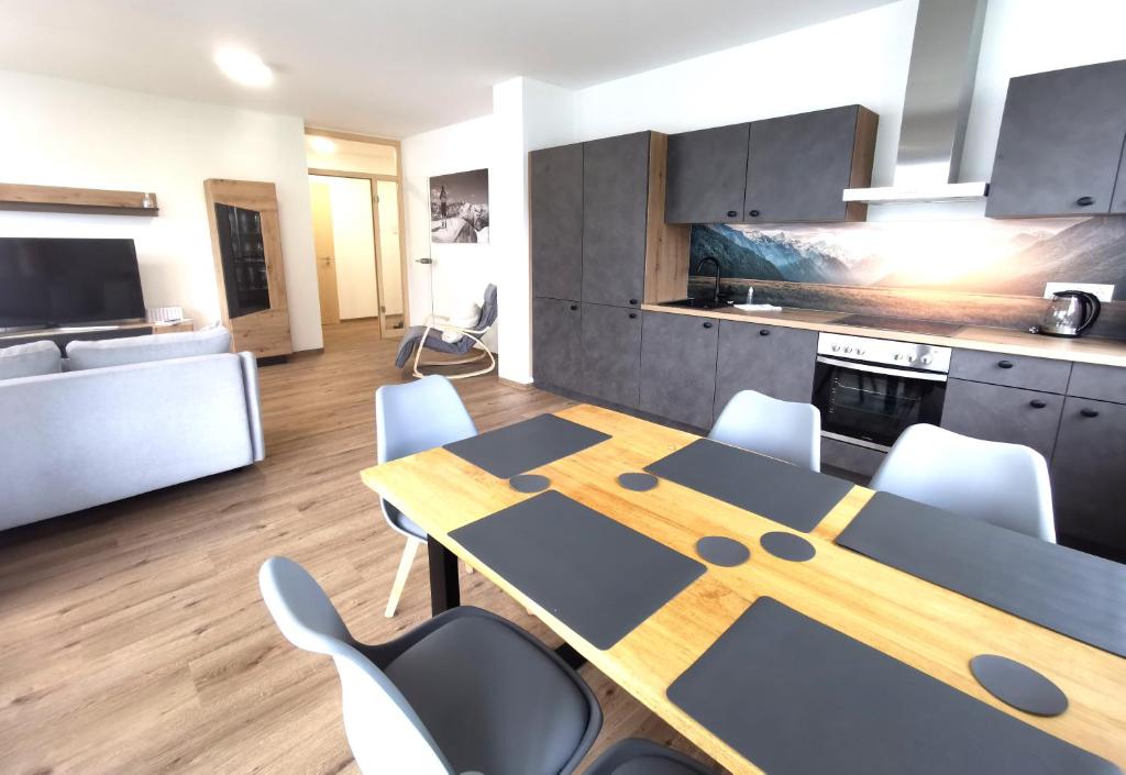 a kitchen with a table and chairs in a room at Ferienwohnungen Alpenliebe & Auszeit in Sonthofen