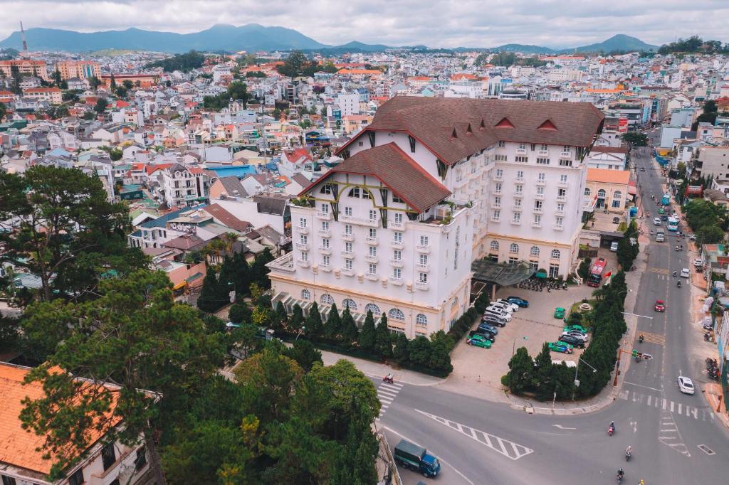 una vista aérea de un edificio de una ciudad en Saigon Dalat Hotel, en Da Lat