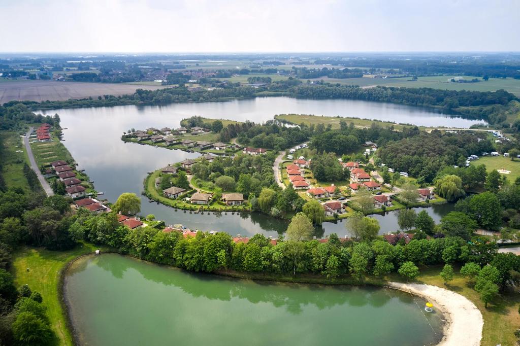 - une vue aérienne sur un complexe au bord d'un lac dans l'établissement Glamping Limburg, à Oostrum
