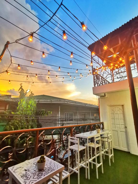 Un balcón o terraza en NomadsMNL Hostel