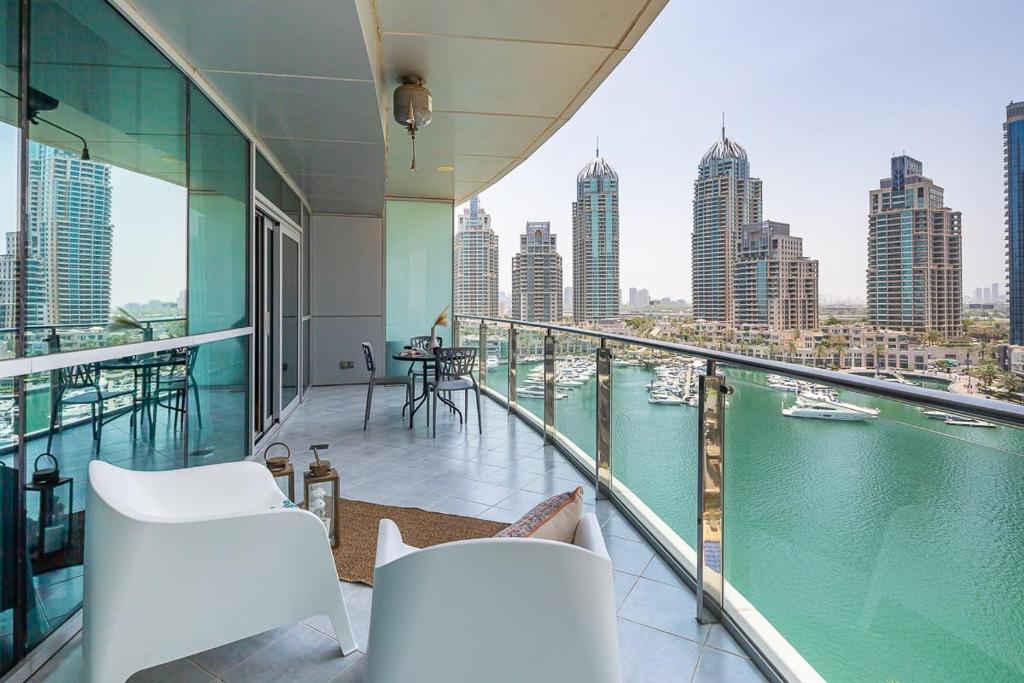 balcón con vistas al puerto y a los edificios en Frank Porter - Marina Terrace, en Dubái