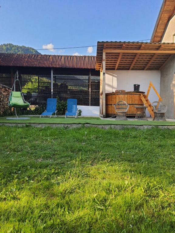 a yard with two chairs and a swing at Casa Meli in Borsa